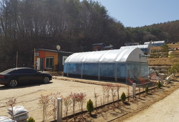 강원 횡성군 하대리에 설치된 건축법 위반 및 농지법 위반 농막 모습. [사진=강원도 횡성군 제공]