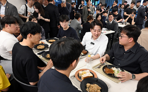 이준석 개혁신당 대선 후보가 13일 대구 칠성준석 개혁신당 대선 후보가 13일 대구 칠성시장을 찾아 시장 상인들과 인사를 나누고 있다. [사진=김주훈 기자]
