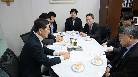 지난 12일 김학용 국회의원이 국토부 대도시권광역교통위원회 광역버스과 및 서울시 버스정책과, 운수회사 실무자들과 함께 ‘안성 광역버스 현안’에 대해 협의하고 있다. [사진=김학용 의원실]