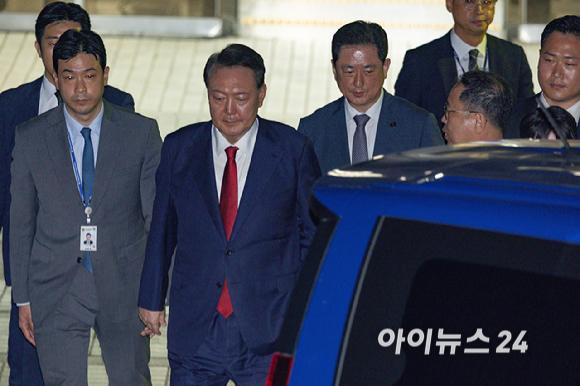 12.3 비상계엄 사태 관련 내란 혐의를 받는 윤석열 전 대통령이 9일 서울 서초구 서울중앙지방법원에서 구속 전 피의자 심문(영장실질심사)을 마치고 대기 장소인 서울구치소로 이동하고 있다. [사진=사진공동취재단]