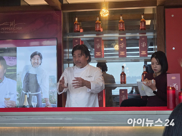 앤드류 샌드(왼쪽부터) 기원 위스키 마스터 디스틸러, 에드워드 리 셰프, 도정한 기원 위스키 대표가 16일 서울 홍대 라이즈호텔 사이드노트 클럽에서 열린 '기원 레드 페퍼 캐스크' 공개 행사에서 제품을 소개하고 있다. [사진=기원]