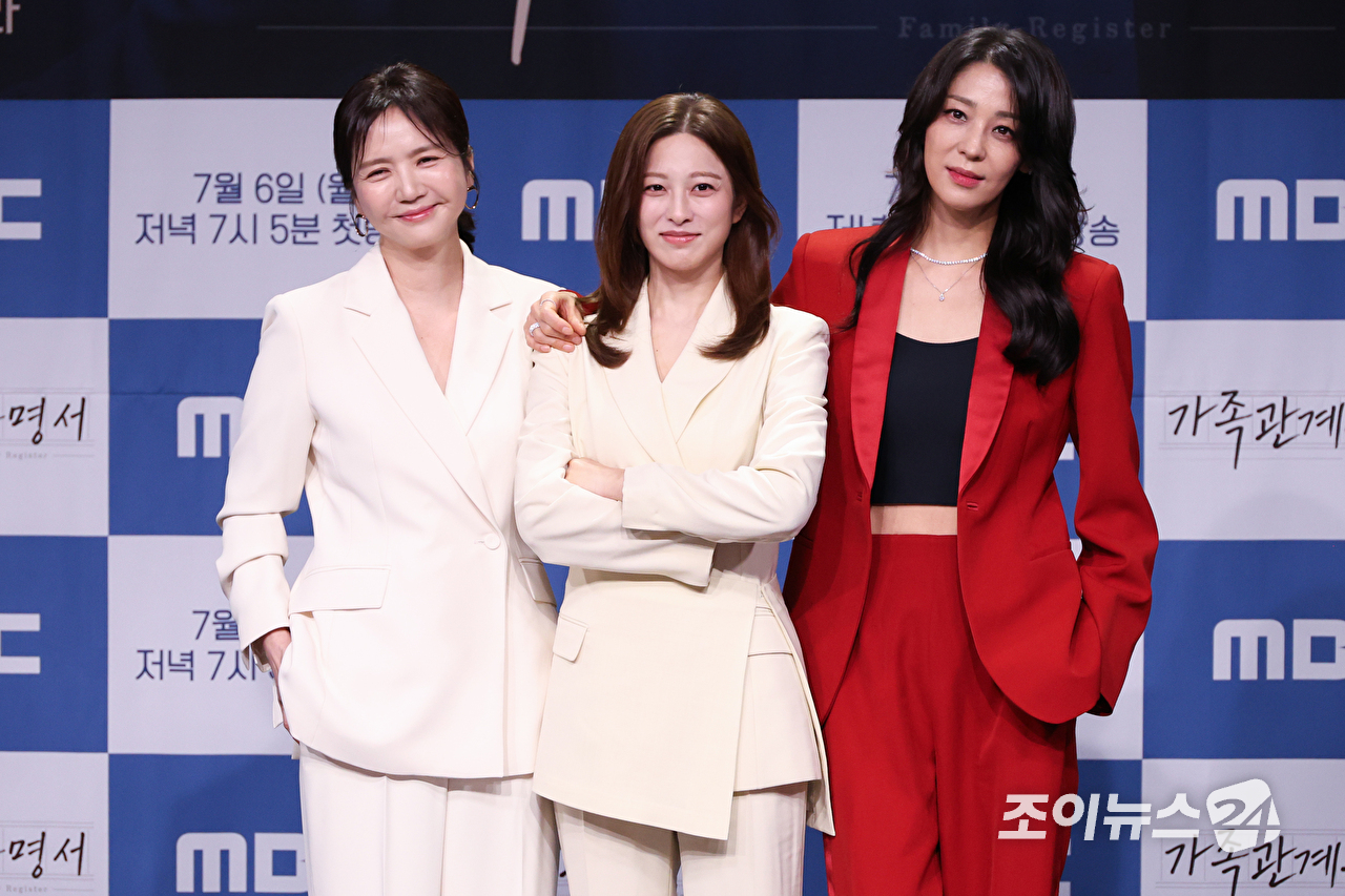 배우 임지은, 박세영, 한고은이 2일 오후 서울 마포구 상암동 MBC에서 진행된 MBC 새 일일드라마 '가족관계증명서' 제작발표회에 참석해 포즈를 취하고 있다. [사진=문수지 기자]