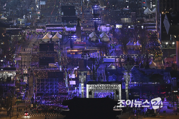 방탄소년단(BTS)이 21일 오후 서울 광화문 광장에서 정규 5집 '아리랑(ARIRANG)' 앨범 발매를 기념해 컴백 무대를 선보이고 있다. [사진=사진공동취재단]