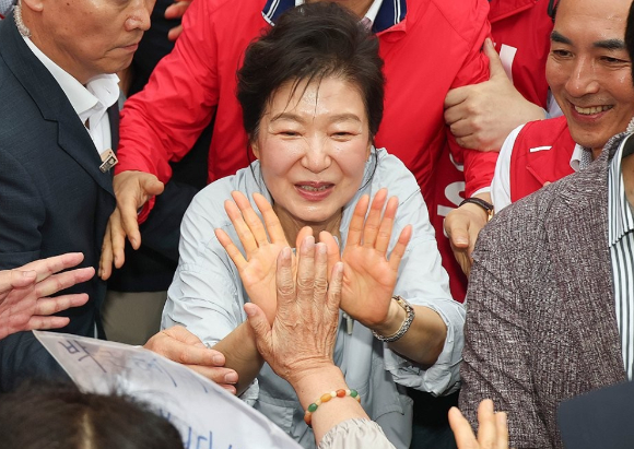 국민의힘 정점식 원내대표가 31일 서울 서초구 이명박 전 대통령 사무실을 방문해 이 전 대통령과 악수하고 있다. 2026.8.31 [사진=연합뉴스]