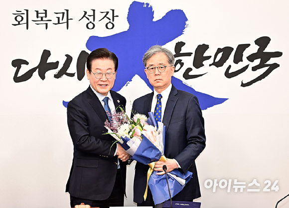 이재명 더불어민주당 대표가 지난 2월 7일 오전 서울 여의도 국회에서 열린 최고위원회의에 앞서 열린 임명식에서 김현종 외교안보 보좌관에게 임명장을 수여한 뒤 기념촬영을 하고 있다. [사진=곽영래 기자]