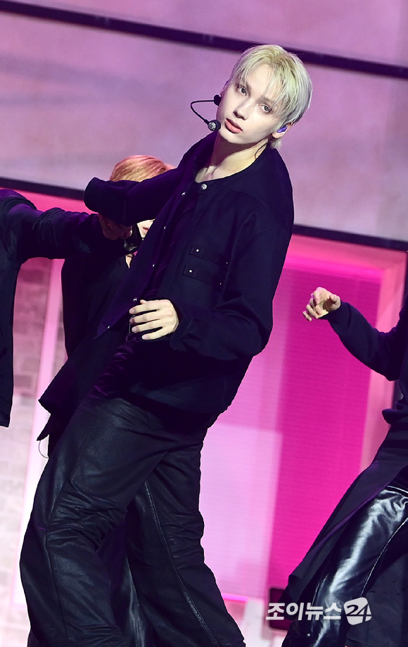 그룹 투모로우바이투게더 휴닝카이가 13일 오후 서울시 성북구 안암동 고려대학교 화정체육관에서 열린 투모로우바이투게더(TOMORROW X TOGETHER, TXT) 미니 8집 '7TH YEAR: 가시덤불에 잠시 바람이 멈췄을 때' 발매 기념 쇼케이스에서 타이틀곡 '하루에 하루만 더' 무대를 선보이고 있다. [사진=정소희 기자]