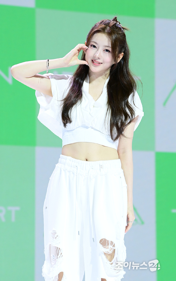 그룹 앳하트 봄이 13일 오후 서울 한남동 블루스퀘어에서 열린 앳하트(AtHeart) 첫 번째 EP '플롯 트위스트'(Plot Twist) 미디어 쇼케이스에 참석하고 있다. [사진=정소희 기자]