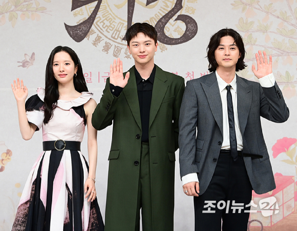 배우 김지연-육성재-김지훈이 17일 오후 서울 양천구 목동 SBS 사옥에서 진행된 SBS 새 금토드라마 '귀궁' 제작발표회에 참석하고 있다. [사진=정소희 기자]