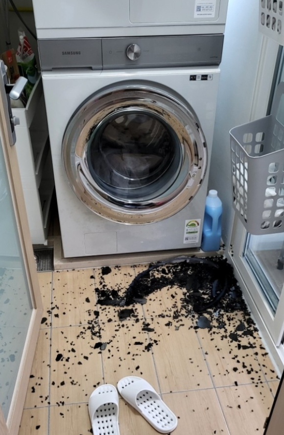 삼성 드럼세탁기 유리문이 파손된 사례 [사진=온라인 커뮤니티]