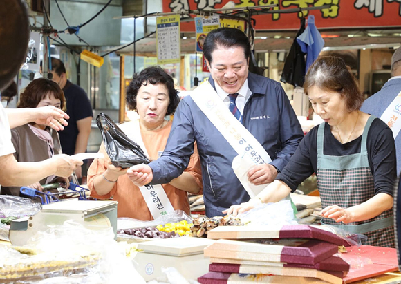 최대호 경기 안양시장이 26일 만안구 중앙시장과 박달시장을 찾아 상인들과 소통하고 있다. [사진=안양시]