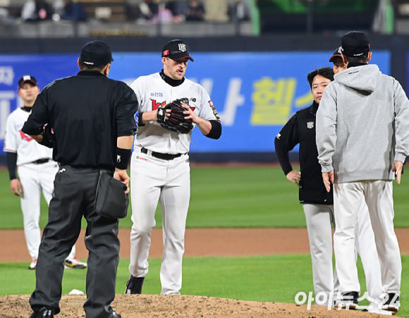 31일 오후 경기도 수원 KT위즈파크에서 '2023 KBO 포스트시즌 플레이오프' 2차전 KT 위즈와 NC 다이노스의 경기가 열렸다. 5회초 KT 선발투수 벤자민이 NC 김주원의 땅볼에 허벅지를 맞고 고통스러워하고 있다. [사진=정소희 기자]