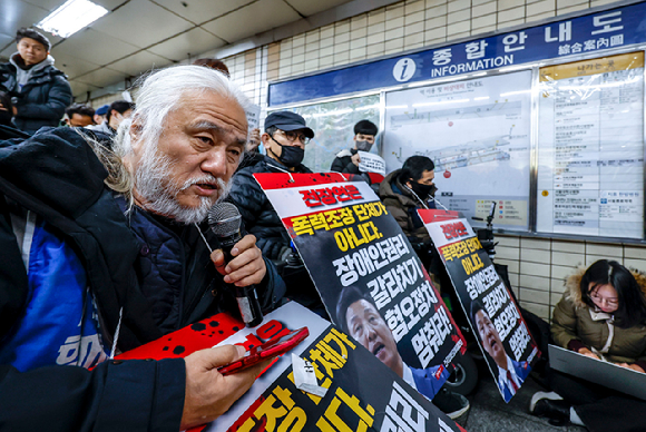 박경석 전국장애인차별철폐연대 상임공동대표가 지난해 11월 24일 서울 종로구 혜화역에서 열린 서울교통공사 전장연 시민 불복종 지하철 행동 원천봉쇄에 대한 입장발표 기자회견에서 발언하고 있다. [사진=뉴시스]