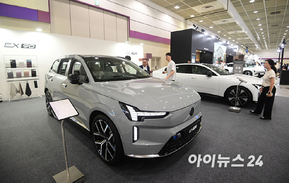 'EV 트렌드 코리아 2026'이 25일 서울 강남구 코엑스에서 열렸다. 볼보자동차코리아 부스에서 전기 세단 ES90, 전기 SUV EX90이 전시되고 있다. [사진=정소희 기자]
