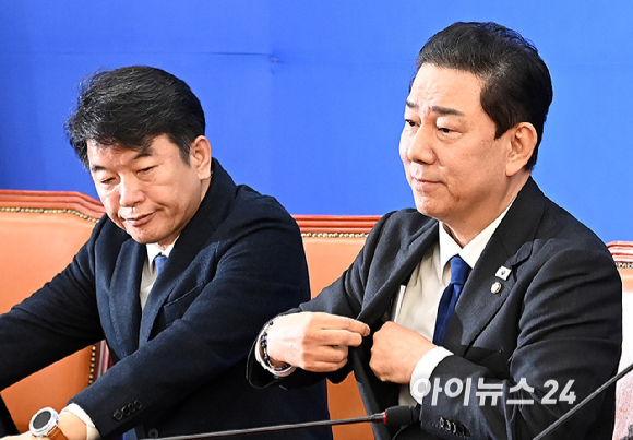 김병기 더불어민주당 원내대표가 30일 서울 여의도 국회에서 열린 원내대책회의에 사퇴의사를 밝히고 있다. [사진=곽영래 기자]