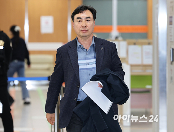 윤관석 전 의원이 22일 서울 서초구 서울중앙지방법원에서열린 입법 로비&middot;뇌물수수 등의 혐의공판에 출석하고 있다. [사진=사진공동취재단]