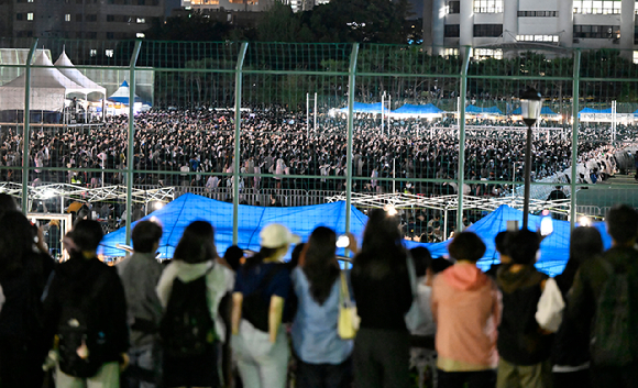 지난 27일 오후 광주 동구 조선대학교 대운동장이 대동제 그라시아 개막식 축하공연을 보기 위해 입장한 사람들로 붐비고 있다. [사진=뉴시스]