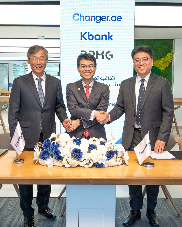 (왼쪽부터) 케이뱅크 최우형 은행장, 체인저(Changer.ae) 왕하오(Wang Hao) 대표(CEO), 비피엠지 문범영 이사. [사진=비피엠지]