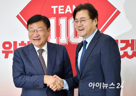 홍익표 청와대 정무수석이 11일 서울 여의도 국회에서 정점식 국만의힘 원내대표를 예방해 기념촬영을 하고 있다. [사진=곽영래 기자]