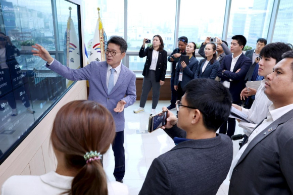 서울 성동구의 스마트 정책을 직접 보고 체험할 수 있는 '성동형 스마트 정책투어'가 국내외 116개 기관이 방문하는 등 인기를 끌고 있다. 사진은 정원오 성동구청장이 스마트 행정에 대해 설명하고 있는 모습. [사진=성동구청]