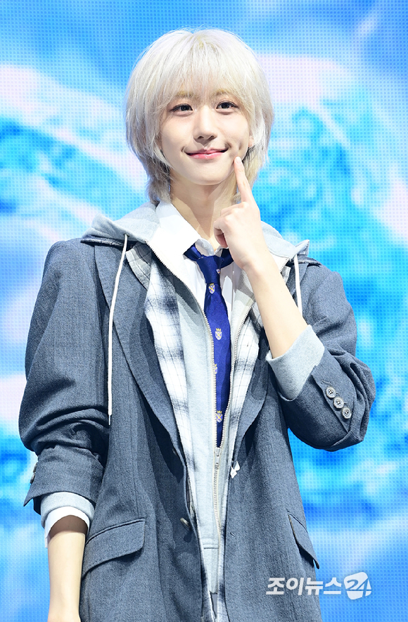 그룹 아이딧 박원빈이 15일 오후 서울 광진구 광장동 예스24라이브홀에서 아이딧(IDID) 첫 번째 미니 앨범 '아이 디드 잇.(I did it.)' 발매 기념 데뷔 쇼케이스에 참석해 타이틀곡 '제멋대로 찬란하게' 무대를 선보이고 있다. [사진=정소희 기자]