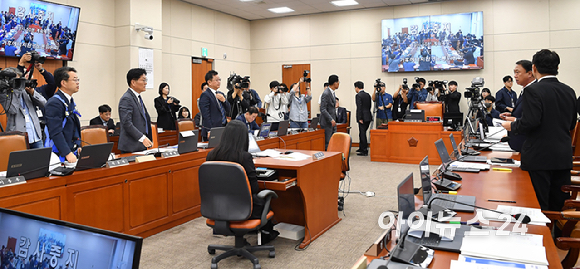 15일 서울 여의도 국회에서 열린 기후에너지환경노동위원회 고용노동부 등에 대한 국정감사에서 전국민주노동조합총연맹 증인 채택 여부 관련으로 김위상 국민의힘 의원과 정혜경 진보당 의원이 설전을 벌이고 있다. [사진=곽영래 기자]