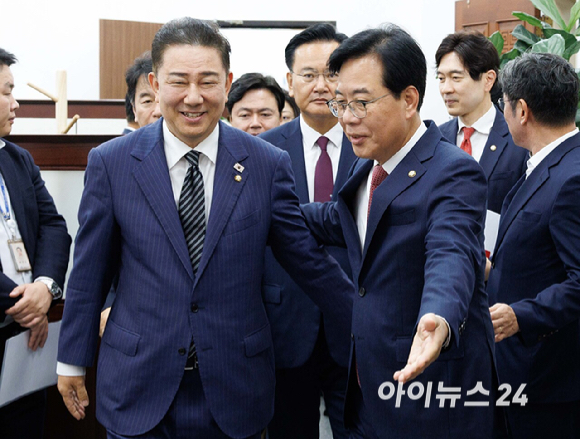 김병기 더불어민주당 대표 직무대행 겸 원내대표, 송언석 국민의힘 원내대표가 24일 오전 서울 여의도 국회에서 우원식 국회의장 주재로 열린 양당 원내대표 회동에 참석하고 있다. [사진=곽영래 기자]
