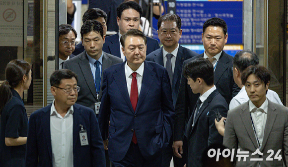 12.3 비상계엄 사태 관련 내란 혐의를 받는 윤석열 전 대통령이 지난 9일 서울 서초구 서울중앙지방법원에서 구속 전 피의자 심문(영장실질심사)을 마치고 대기 장소인 서울구치소로 이동하고 있다. [사진=사진공동취재단]