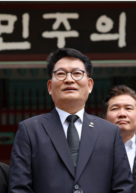 인천 연수갑 국회의원 보궐선거에서 당선된 더불어민주당 송영길 전 대표가 7일 오전 광주 북구 국립5ㆍ18민주묘지에서 참배를 마치고 발언하고 있다. [사진=연합뉴스]