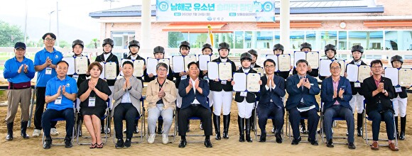 장충남 경상남도 남해군수(사진 가운데)가 지난 24일 보물섬 승마랜드에서 열린 ‘남해군 유소년 승마단 창단식’에 참석해 축하하고 있다. [사진=경상남도 남해군]