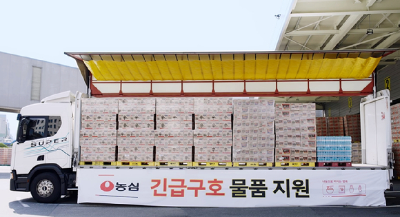 산림청 헬기가 강릉 오봉저수지에 물을 투하하고 있다 [사진=산림청 ]