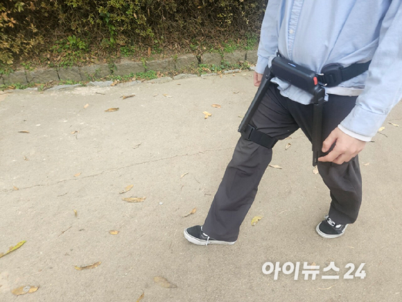 8일 오전 서울 올림픽공원 계단에서 보행보조로봇 '윔 S'의 등산 모드를 실행하자, 한 걸음 내딛을 때마다 근육에 가해지는 부담이 줄어들며 보다 가벼운 보행감을 느꼈다. [사진=설재윤 기자]