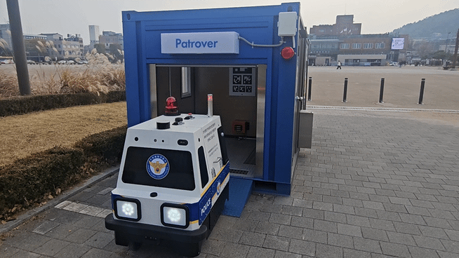 팔달봇이 순찰을 마치고 재충전을 위해 외부 스테이션 안으로 향하고 있다. [사진=설재윤 기자]