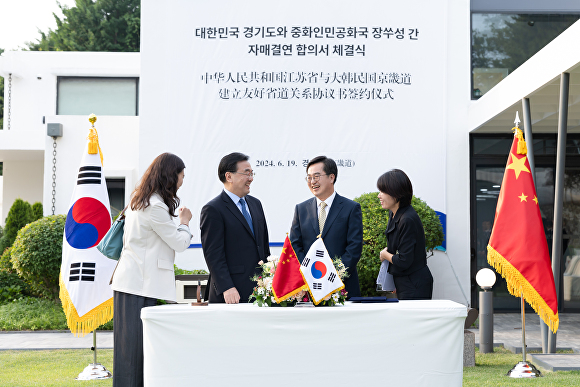 19일 오후 도담소에서 김동연 경기도지사, 신창싱 중국 장쑤성 당서기와 대표단이 참석한 가운데 중국 장쑤성 당서기 면담ㆍ만찬이 열렸다. [사진=경기도]