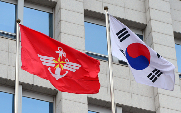 서울 용산 국방부 청사 앞 태극기와 국방부 깃발이 펄럭이고 있다. [사진=뉴시스]