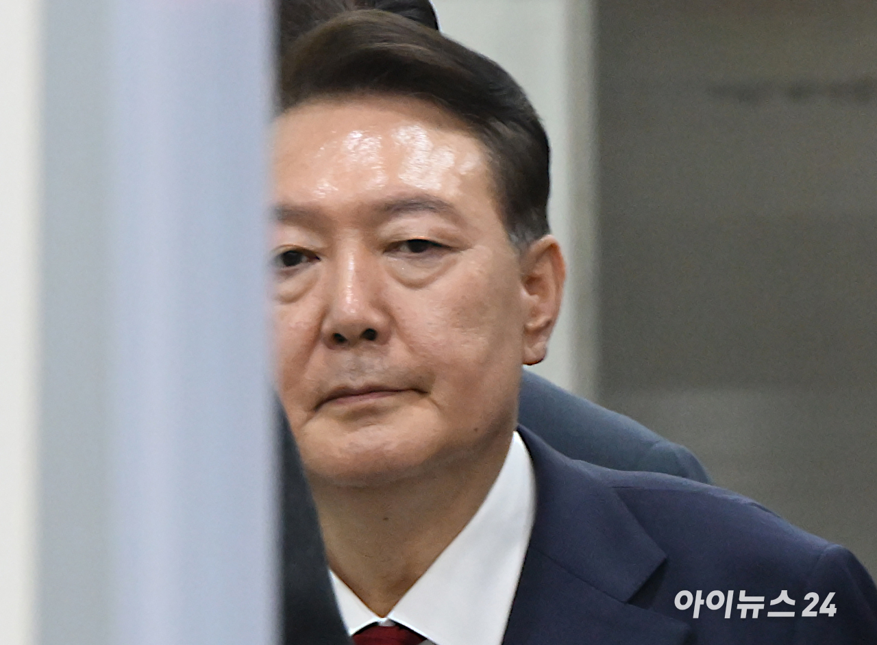 12.3 비상계엄 사태 관련 내란 혐의를 받는 윤석열 전 대통령이 9일 서울 서초구 서울중앙지방법원에서 구속 전 피의자 심문(영장실질심사)을 마치고 대기 장소인 서울구치소로 이동하고 있다. [사진=사진공동취재단]