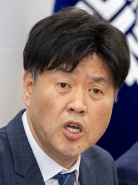 대장동 일당으로부터 금품을 받은 혐의로 1, 2심에서 징역 5년을 선고받고 법정 구속됐다가 지난해 보석으로 석방된 김용 전 민주연구원 부원장이 지난 13일 국회에서 가진 기자간담회에서 검찰 기소의 부당함에 대해 설명하고 있다. 2026.4.13 [사진=연합뉴스]