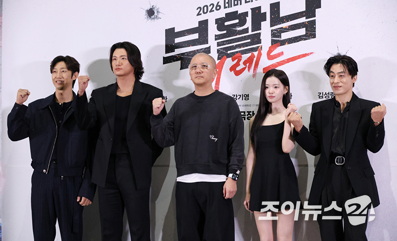 배우 강기영, 신승호, 백종열 감독, 배우 김시아, 구교환이 16일 오후 서울 송파구 롯데시네마 월드타워점에서 진행된 영화 '부활남: 더 레드'(감독 백종열) 언론시사회에 참석해 포즈를 취하고 있다. [사진=문수지 기자]