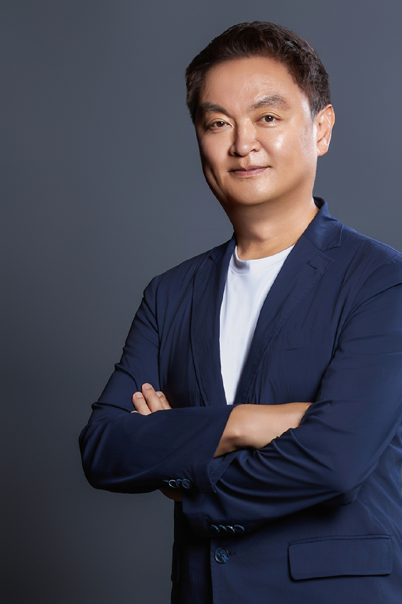 '파인: 촌뜨기들' 강윤석 감독이 인터뷰 전 사진촬영을 하고 있다. [사진=월트디즈니 컴퍼니 코리아]