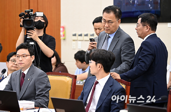 최형두 국민의힘 간사가 의원들과 14일 오후 서울 여의도 국회 과학기술정보방송통신위원회에서 열린 배경훈 과학기술정보통신부 장관 후보자 인사청문회에서 대화를 나누고 있다. [사진=곽영래 기자]