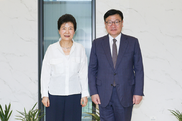 국민의힘 정점식 원내대표가 19일 대구 달성군 박근혜 전 대통령 사저에서 박근혜 전 대통령과 기념 촬영하고 있다. 2026.8.19 [사진=국민의힘 제공]