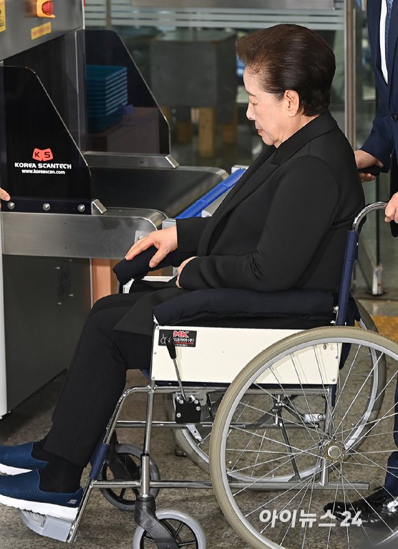 권성동 국민의힘 의원에게 불법 정치자금을 전달한 혐의 등을 받고 있는 한학자 통일교 총재가 22일 서울 서초구 서울중앙지법으로 구속 전 피의자 심문(영장실질심사)에 출석하고 있다. [사진=곽영래 기자]