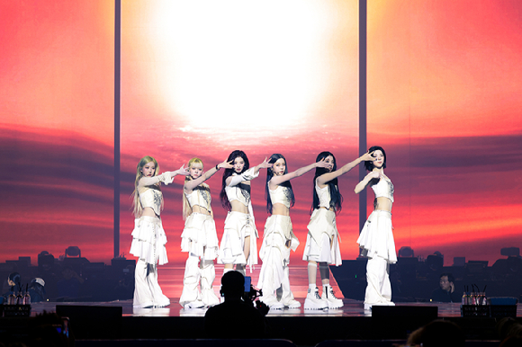 엔믹스, 데뷔 첫 월드투어 포문 &quot;꿈꿔 온 단독 콘서트, 엔써 덕 이뤘다&quot; 눈물