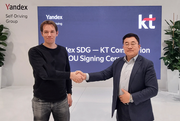 KT와 Yandex가 AI, 로봇, 자율주행 분야 사업 협력을 위한 MOU를 체결했다. 사진은 송재호 KT 부사장(오른쪽)과 드미트리 폴리슈크 얀덱스 SDG CEO. [사진=KT]