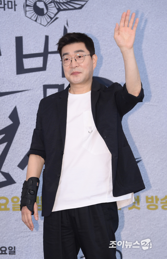 배우 손현주가 28일 오후 서울 마포구 도화동 서울가든호텔에서 열린 JTBC 새 토일드라마 '모범형사2' 제작발표회에 참석해 포토타임을 갖고 있다. [사진=정소희 기자]