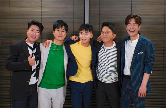 김대희와 김준호, 장동민, 유세윤, 홍인규가 '니돈내산 독박투어' 제작발표회에 참석해 포토타임을 갖고 있다. [사진=MBN·채널S·라이프타임]