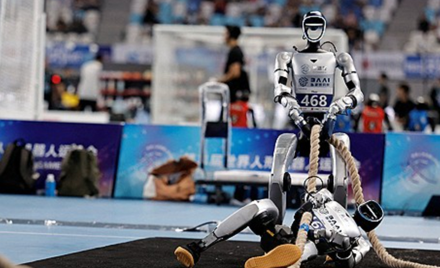 25일 중국 베이징에서 열린 '2026 세계 휴머노이드 로봇 게임'에서 중국 유니트리 로봇들이 줄다리기를 하고 있다. [사진=REUTERS/연합뉴스]