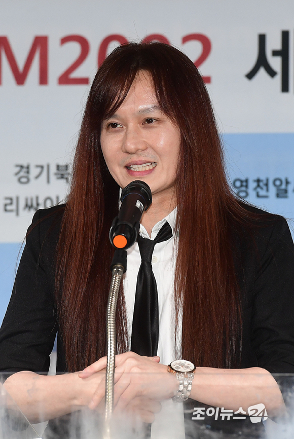 가수 김경호가 26일 오전 서울 신문로 축구회관에서 열린 '리싸이클 센터와 함께하는 2002년 월드컵 15주년 4강 기념 팀2002 세탁기 전달식'에 참석해 포즈를 취하고 있다. [사진=조이뉴스24 DB]