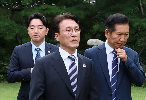 정청래 더불어민주당 신임 대표가 2일 오후 경기 고양시 킨텍스에서 열린 제2차 임시전국당원대회에서 수락연설을 위해 단상으로 향하고 있다. [사진=곽영래 기자]