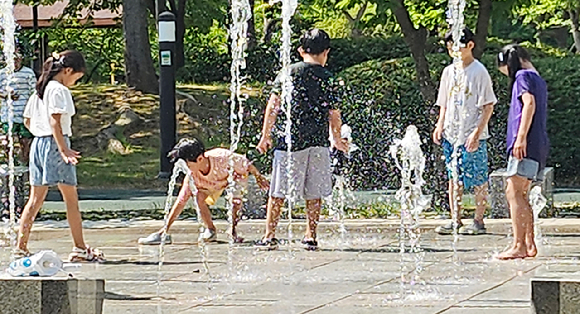 경기도 고양시 한 공원에서 아이들이 물놀이하며 더위를 식히고 있다. 2025.6.12. [사진=연합뉴스]