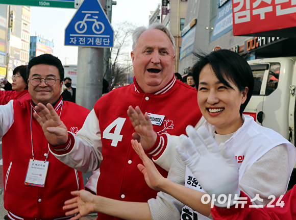 국민의힘 김수민(오른쪽) 청주 청원 국회의원 후보와 인요한(가운데) 국민의미래 선거대책위원장이 1일 청주시 청원구 율량동에서 환하게 웃으며 거리유세를 펼치고 있다. [사진=한준성 기자]